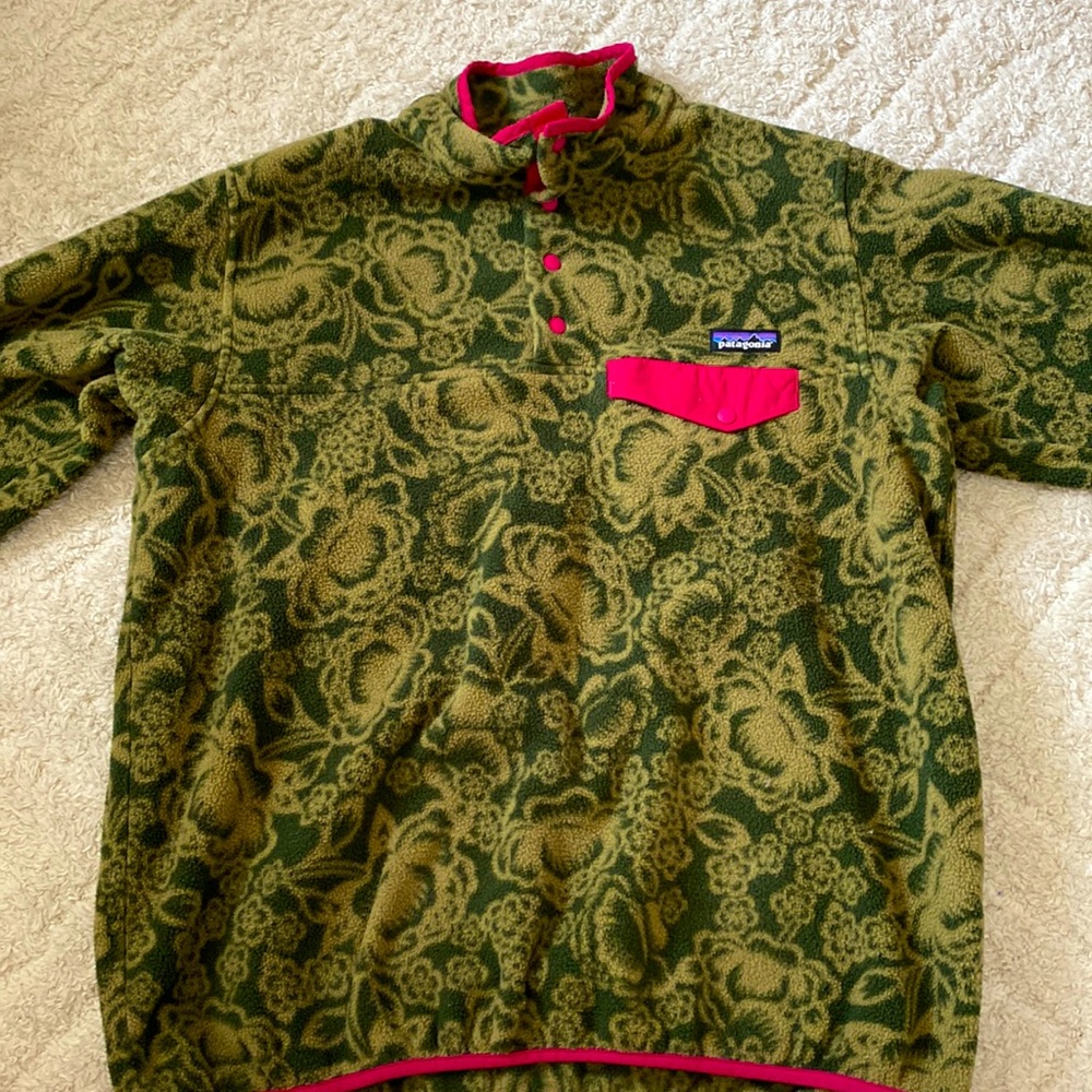 A green woman’s Patagonia fleece in a size extra-large